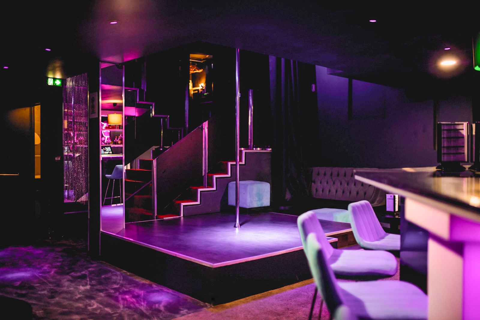 Strip club et cabaret à Lyon — scène centrale, néons et salons privés