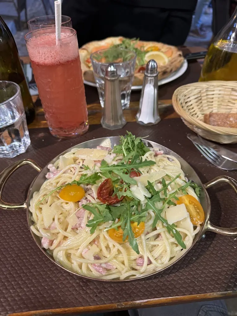 Salle chaleureuse avec décor italien traditionnel Salle chaleureuse avec décor italien traditionnel